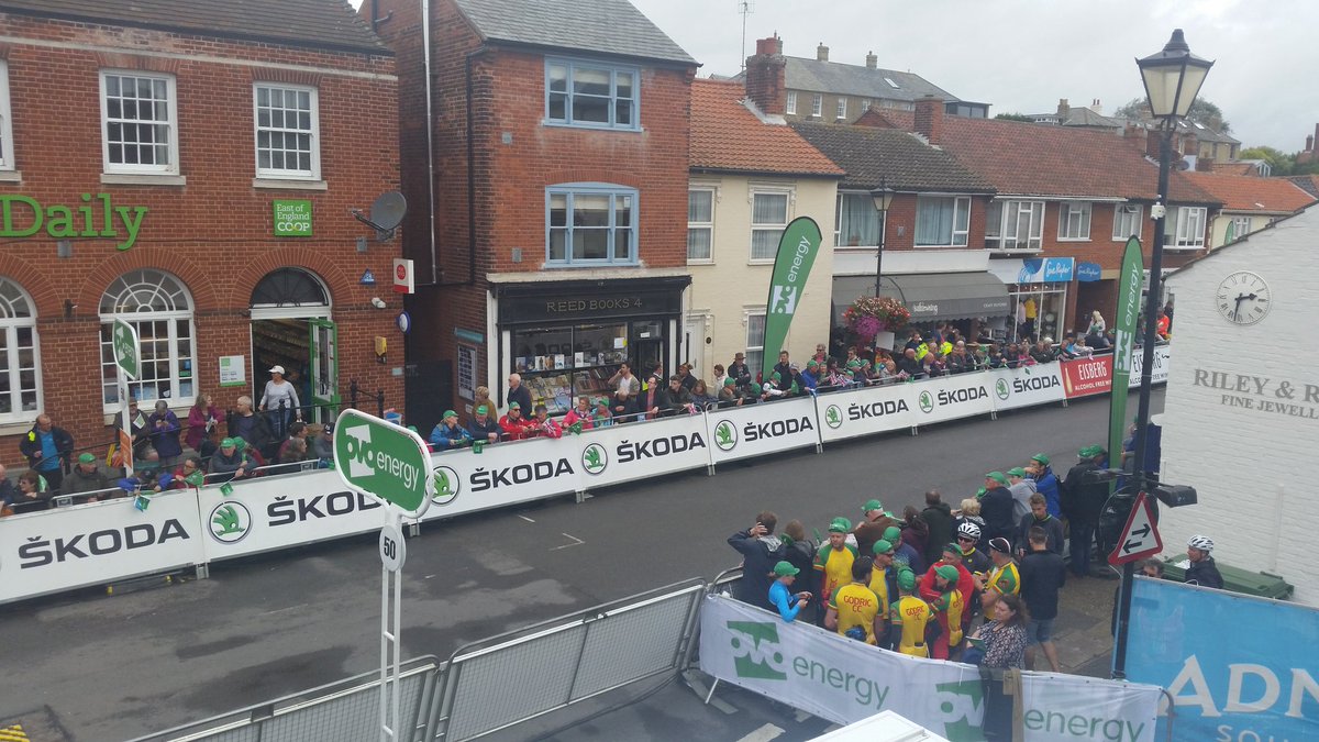 The crowds are building here for the Stage Six Finish in #Aldeburgh! 🏁