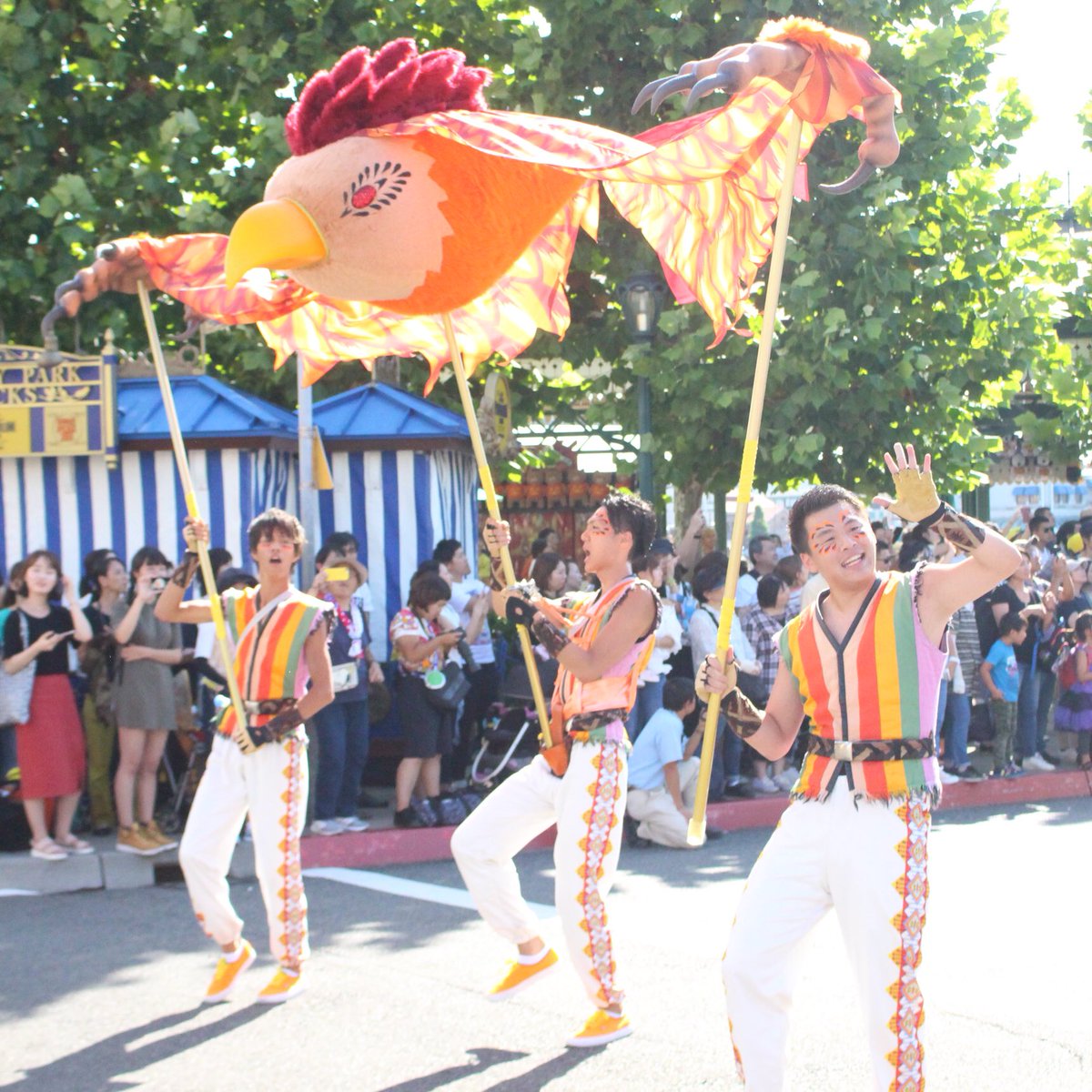 Sunny Days Twitterissa フェスタ デ パレードの先頭は フェニックス この鳥みてバグズライフ思い出したんだけど 共感してくれる人いるかな W フェニックスを操るのは懐かしの 永谷園のお茶漬けの妖精 たち 意味わかんない人はツイッターで検索してみて