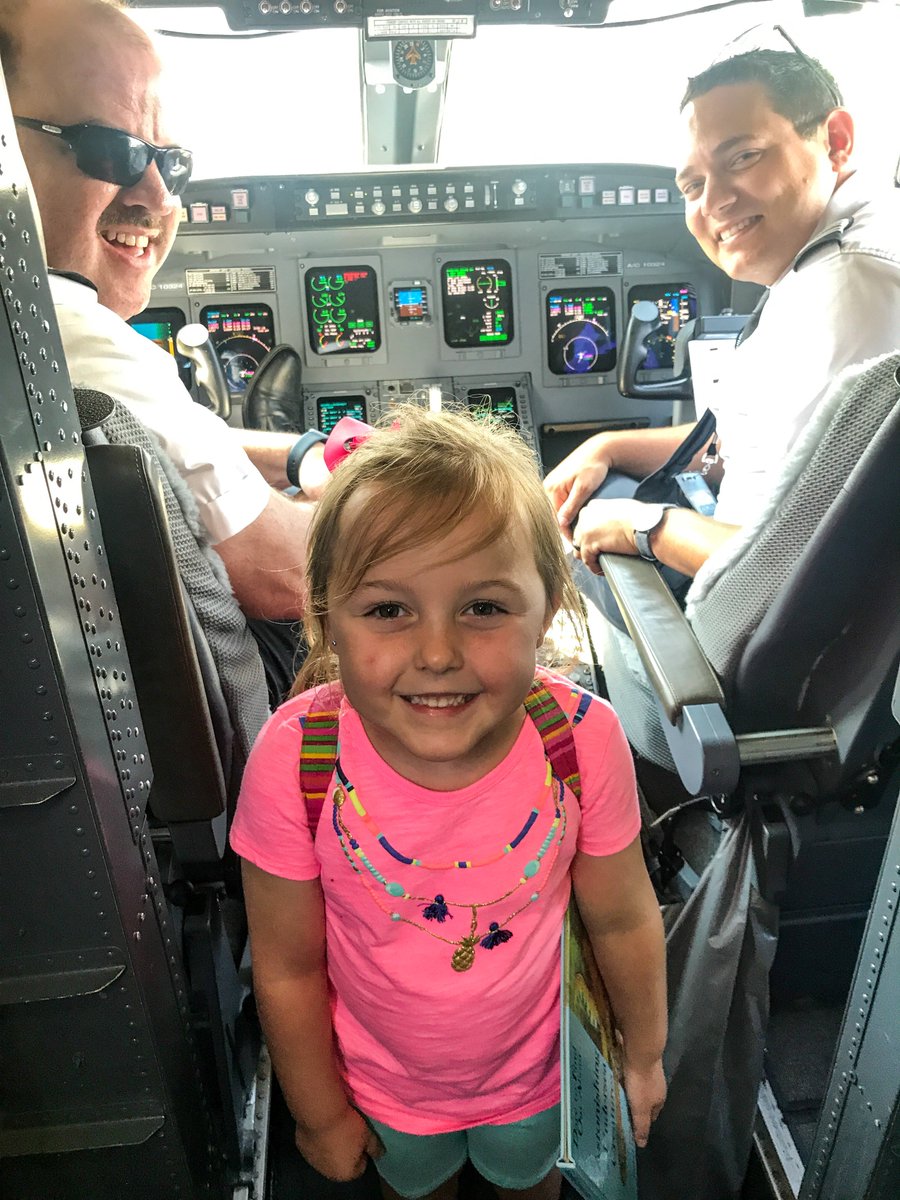 PSAAirlinesInc's tweet photo. Look at these smiling faces of future #psapilots! https://t.co/vdwB8b3J0f
