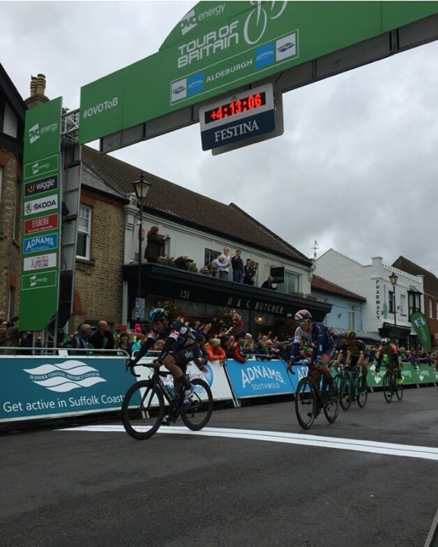 .<a href="/CalebEwan/">Caleb Ewan</a> crossing the Stage Six Finish line of #OVOToB in Aldeburgh to win 1st place!