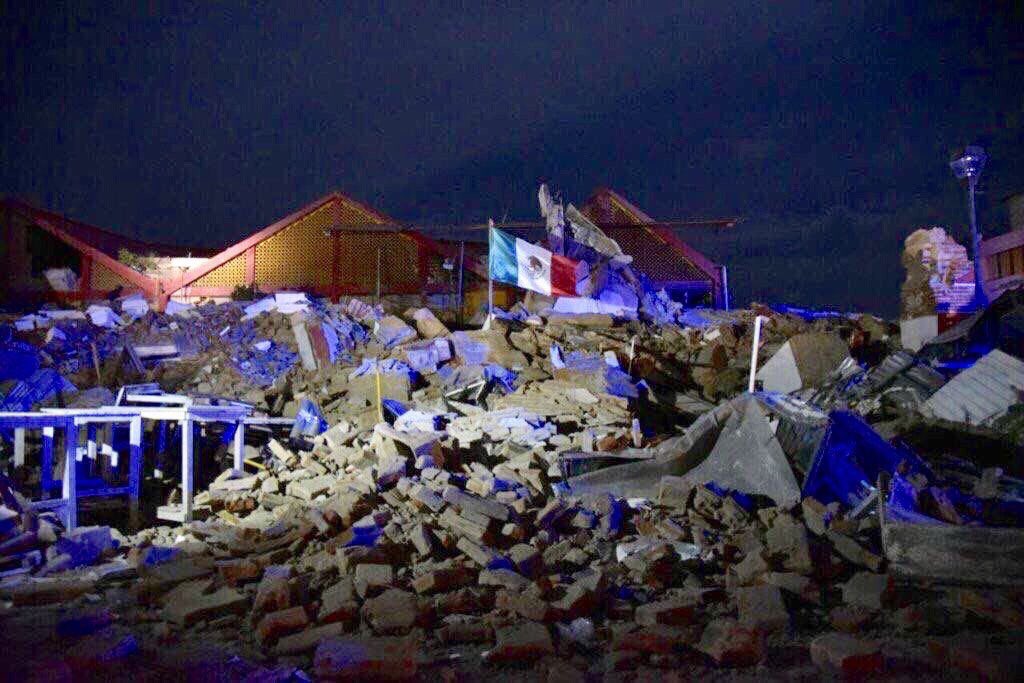 TonoWebs's tweet photo. México fuerte 💪 #PrayForMexico https://t.co/2RAyU5UuWa