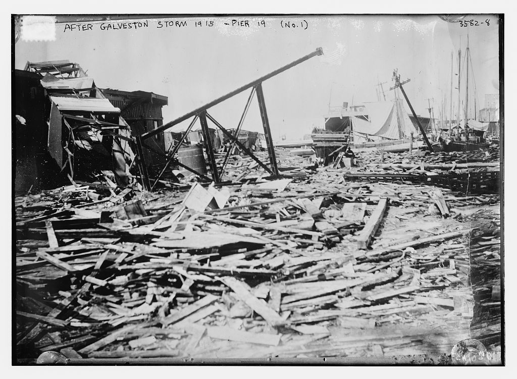 texasarchive's tweet image. #OTD 1900: #GalvestonHurricane strikes Texas coast. Shortly thereafter, Thomas Edison film crew captures aftermath → ow.ly/ZLTs30eVO26