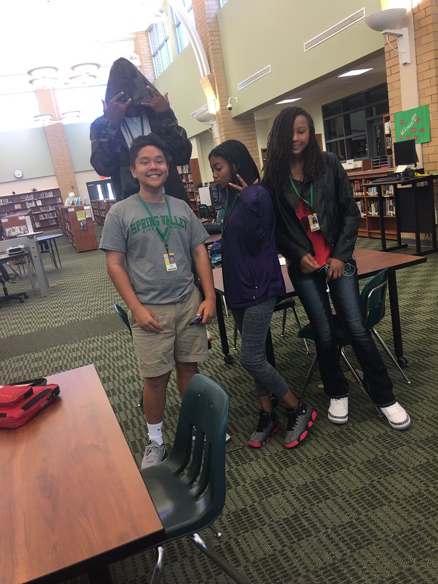 emily_collins3's tweet image. @BraryBird @aclutts77 #thegooseisloose #libraryscavengerhunt #2000points