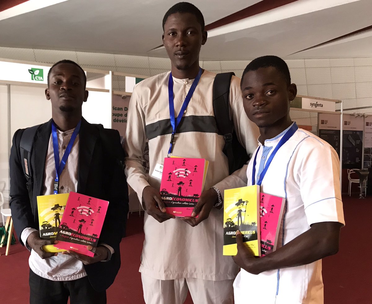 kenloh's tweet photo. Merci @Herve_Pillaud pour ces livres à moi et aux finalistes #francoph de #PitchAgrihack #Agronumericus #agroeconomicus #agrf2017 #ICT4AG https://t.co/F3mNZk0UQj