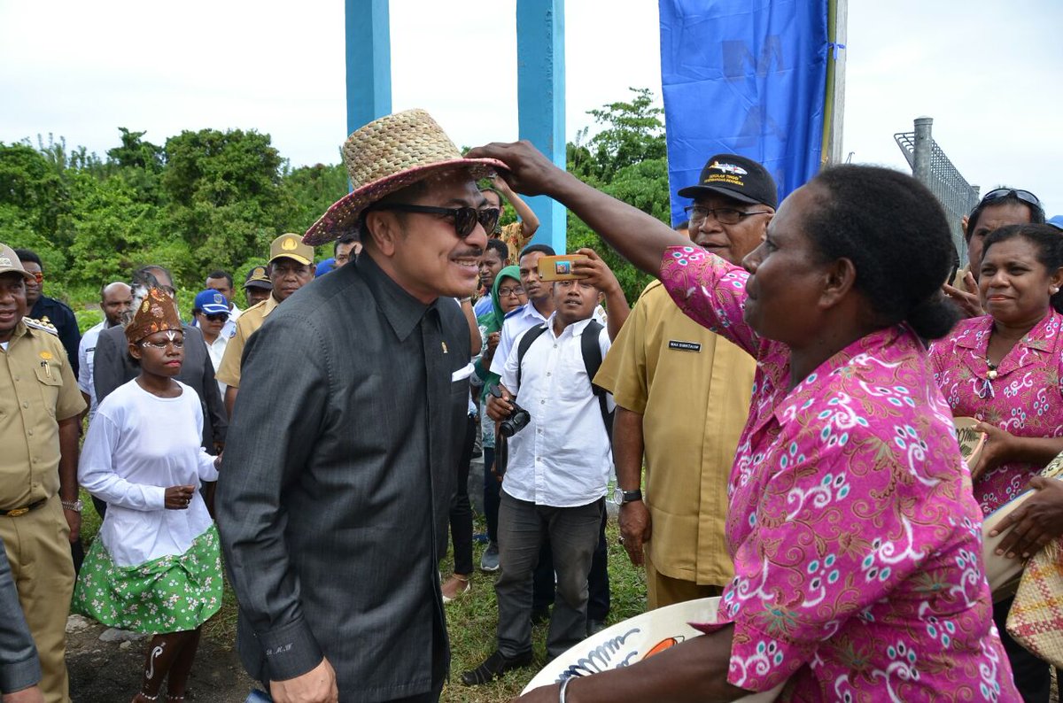 DPR_RI's tweet photo. Tim Kunspek Komisi V DPR meninjau Pelabuhan Oransbari di Manokwari Selatan, Papua Barat, Jumat, 8 September 2017. #KunkerDPR https://t.co/hGx058pB2X