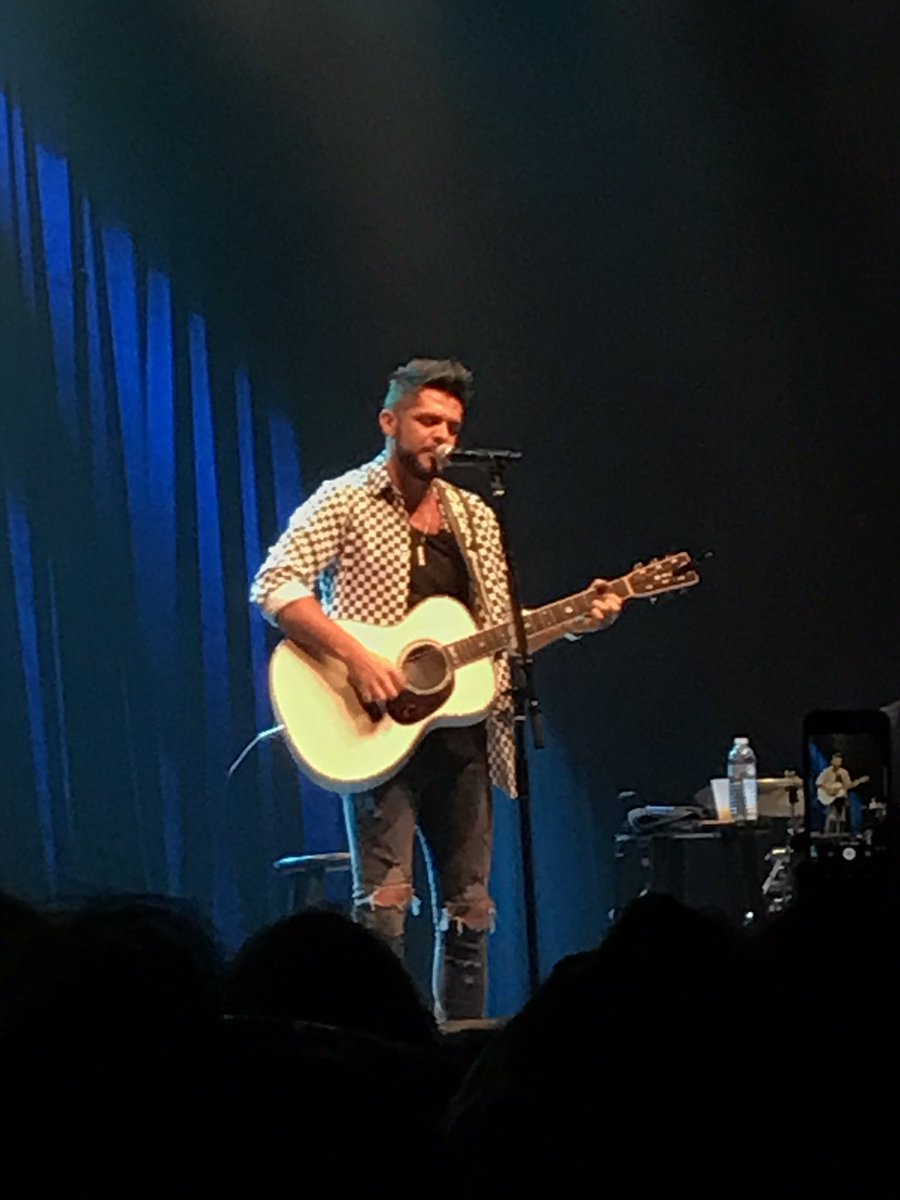 Kmaniscalco_19's tweet photo. @ThomasRhett thank you for the most fun I've ever had at 10am hahah amazing time! #lifechanges #LIFECHANGESBOSTON https://t.co/ililqLMAsv