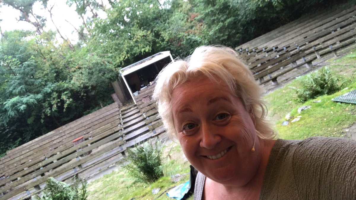 Wij laten ons niet tegenhouden door wat regen. Christel de Laat heeft er zin in. Vanavond 20.15 uur Openluchttheater De Hunnebergen.