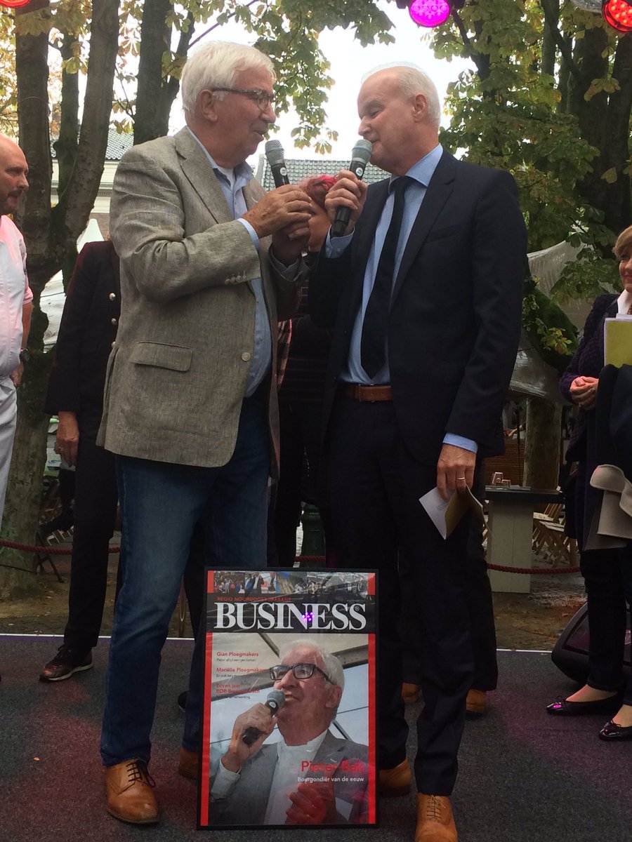 Pieter Bak van <a href="/BourgondischSH/">Bourgondisch 'sH</a> verzorgt de opening van #BOBBourgondisch Hij neemt daarbij een speciale cover in ontvangst