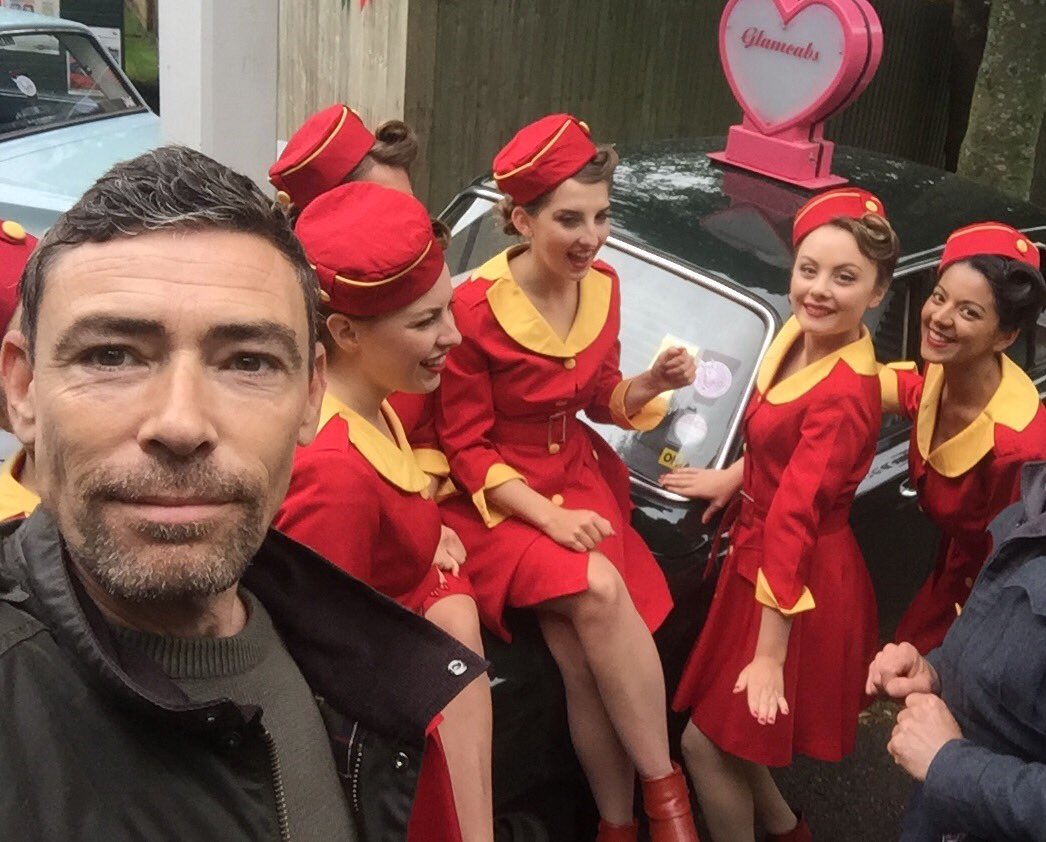 steveRBF's tweet image. Glamcabs photobombed