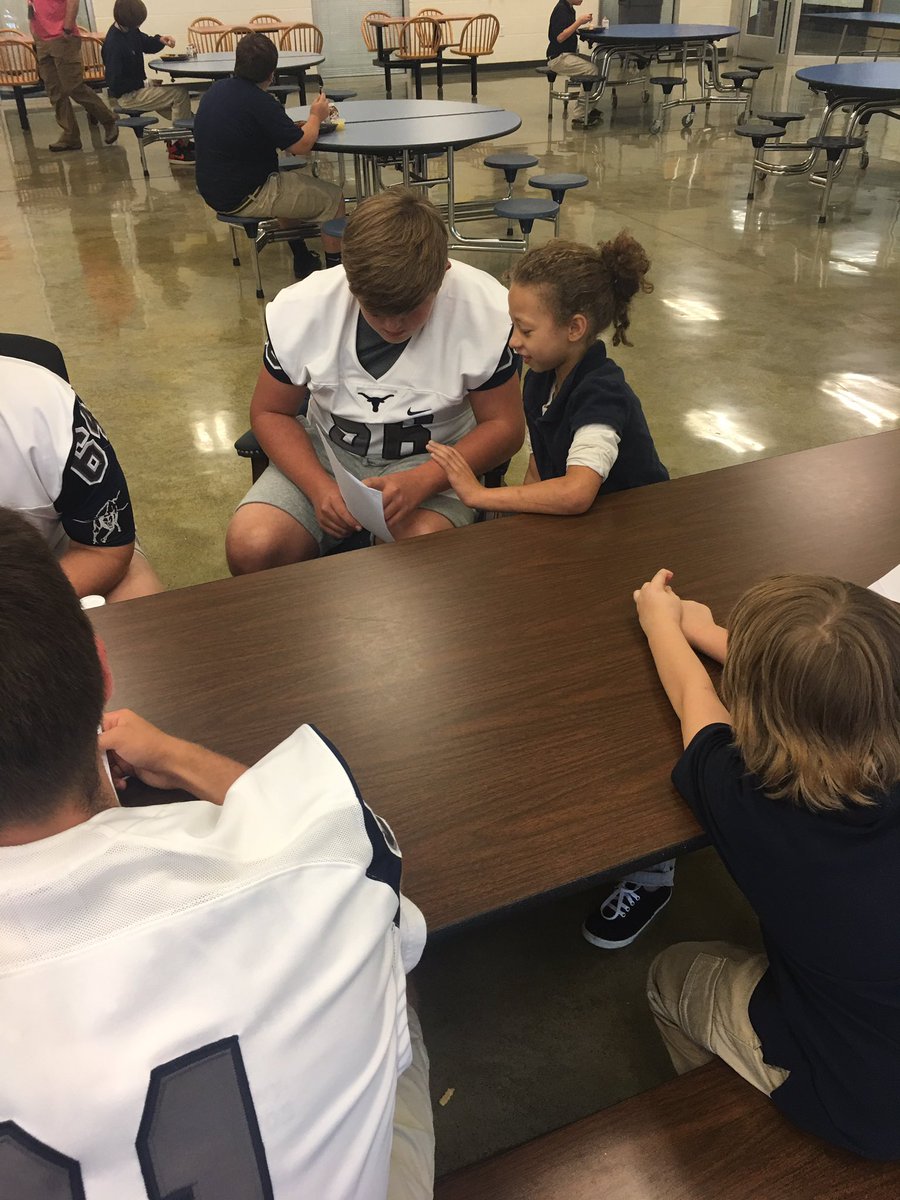 coach_Jessie's tweet image. Another great #ReadOptionFriday on the hill at CRCS #Leaders #HookEm @MaverickAD1 @darrenleach33 @nate_stecker @BenDownsACMAVS @TimTparrott