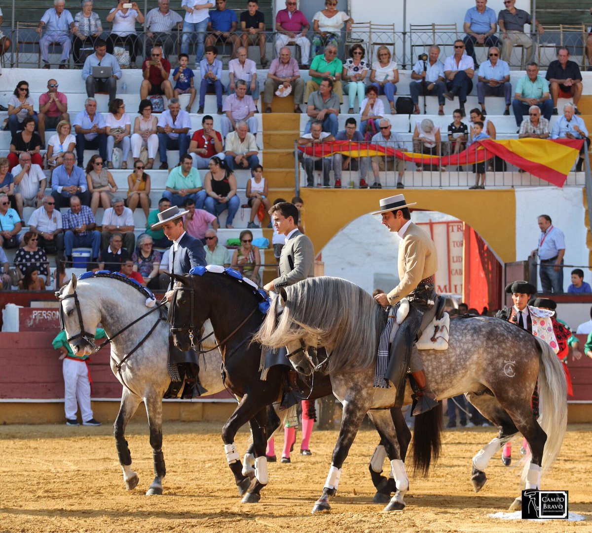 📍Cabra ( Córdoba ) || Comienza el paseíllo : 
<a href="/Andy_Cartagena/">Andy Cartagena</a> <a href="/MManzanares87/">Manuel Manzanares</a> y <a href="/PrensaMMoreno/">Prensa Manuel Moreno</a>