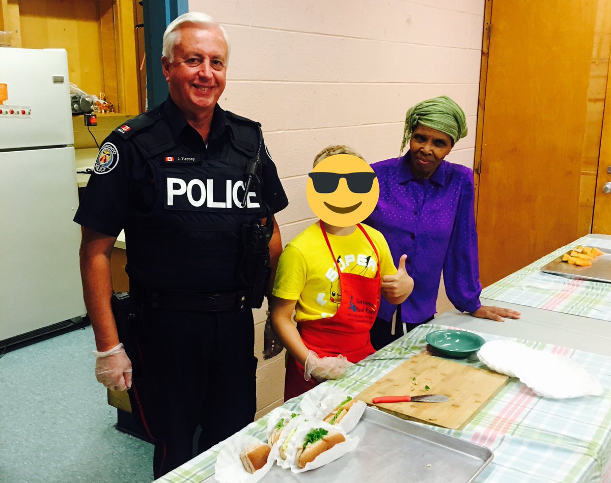 Officer John @TorontoPolice & awesome lunch team! Making @tdsb students very happy this Friday with healthy lunches 😀 #healyeating