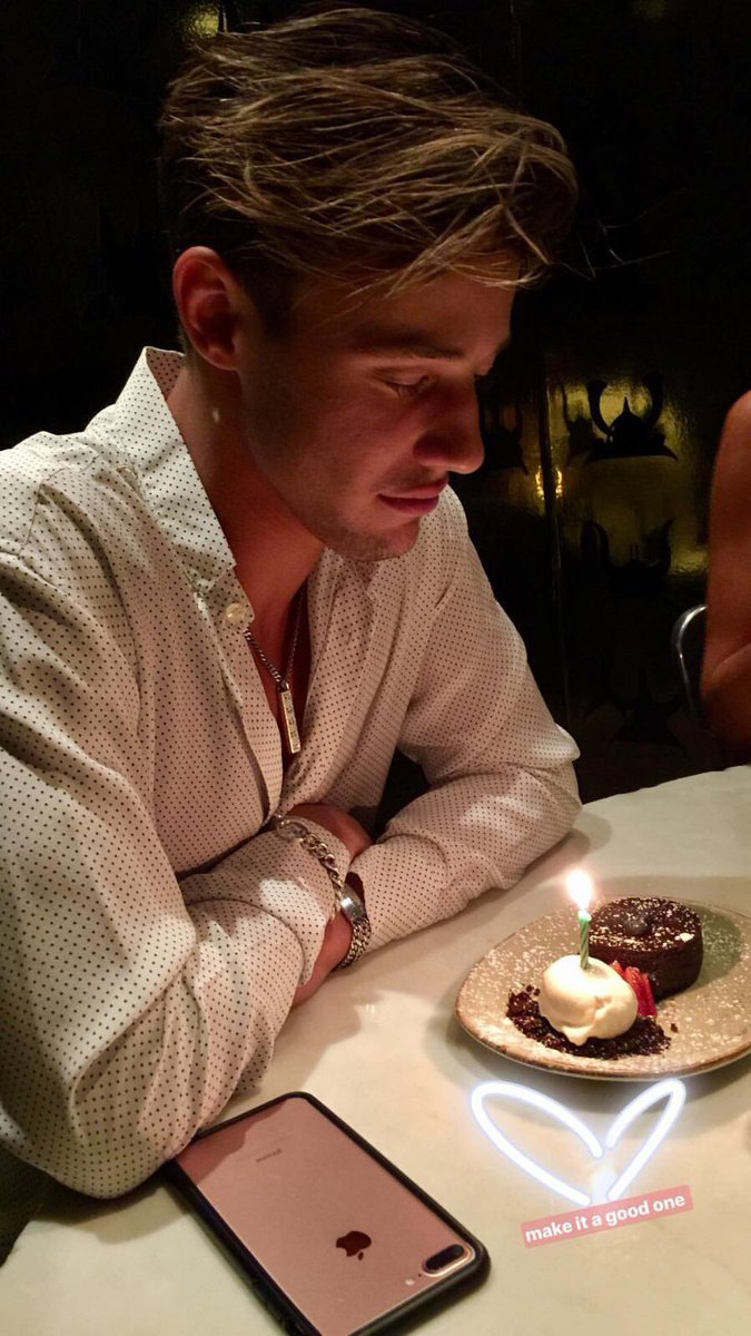 UpdatesDallasSp's tweet image. Cameron ayer con sus amigos y su familia en su fiesta de cumpleaños