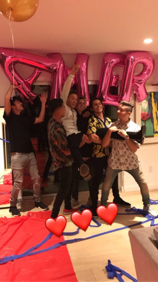 UpdatesDallasSp's tweet image. Cameron ayer con sus amigos y su familia en su fiesta de cumpleaños