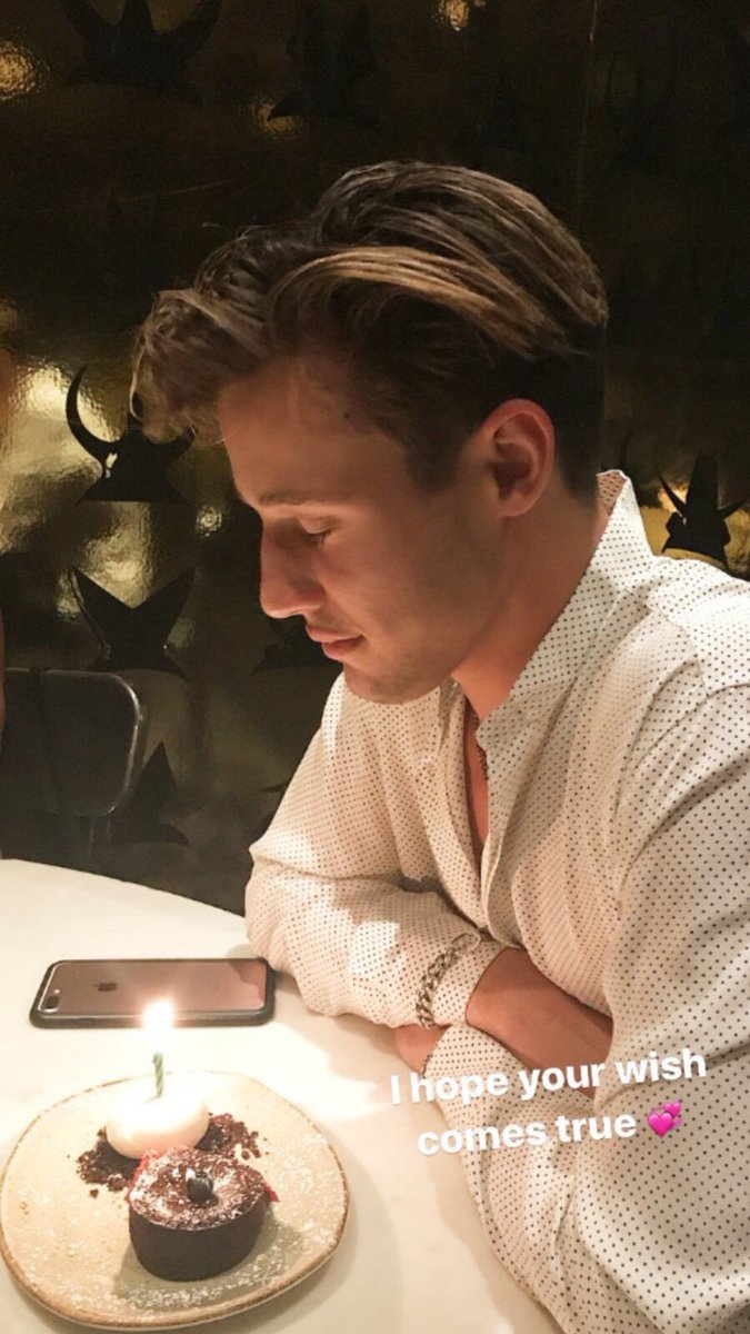 UpdatesDallasSp's tweet image. Cameron ayer con sus amigos y su familia en su fiesta de cumpleaños