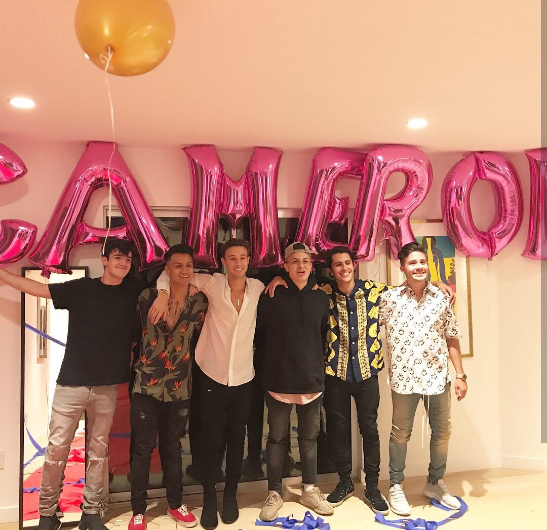 UpdatesDallasSp's tweet image. Cameron ayer con sus amigos y su familia en su fiesta de cumpleaños