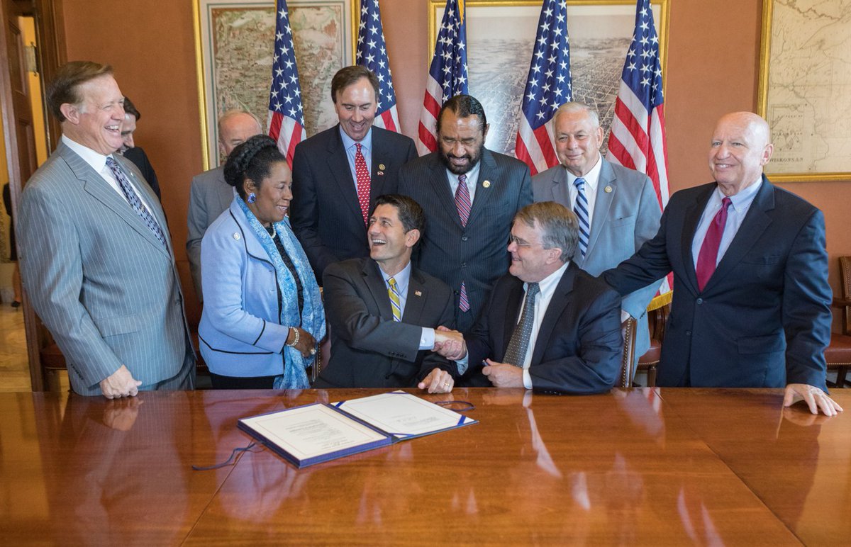 RepKevinBrady's tweet image. Help is on the way for all those affected by #HurricaneHarvey. 📷:: A united front of #TexasStrong leaders. Thank you @SpeakerRyan