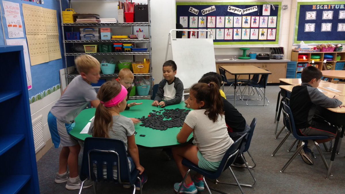 Hoy practicamos las estaciones de matemáticas // Today we practised our Math stations. #northpride #2ndgrade #BilingualStudents