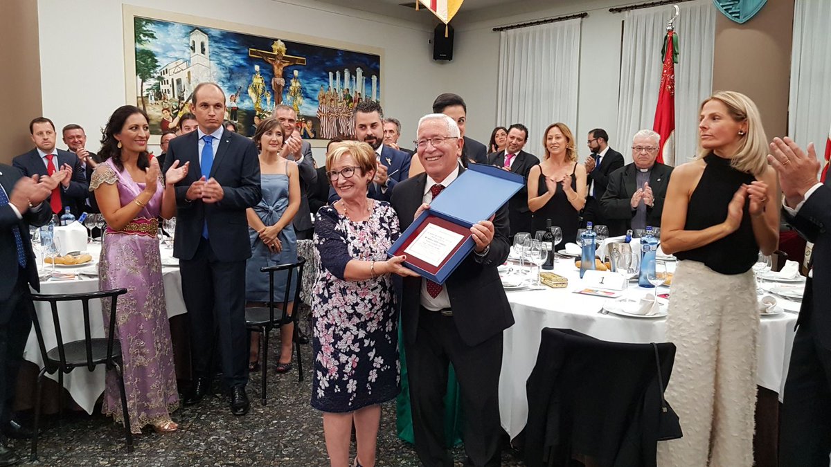 CidesOntinyent's tweet photo. Estem d'enhorabona! La nostra companya MÀngels Mora guardonada amb el Fester Exemplar dels #MiCOnti17 al sopar Fí de Festes https://t.co/ZEjAjcV4bv