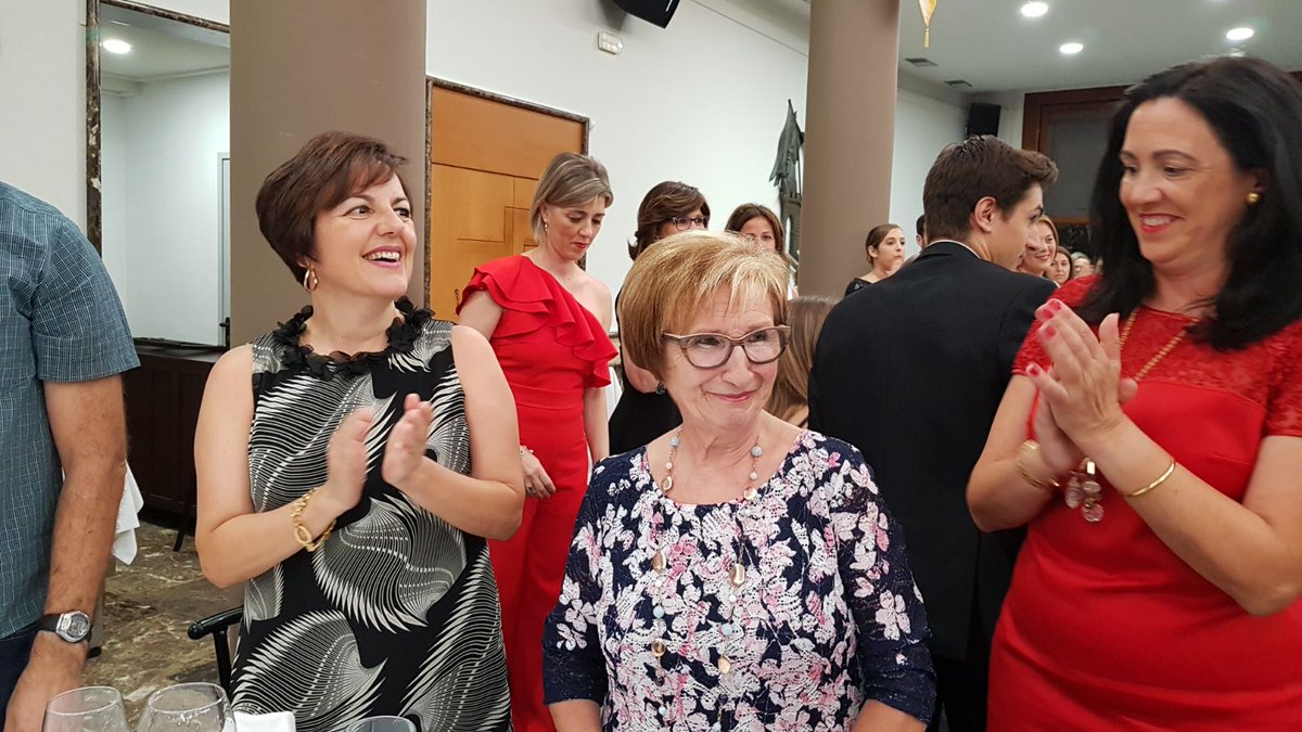 CidesOntinyent's tweet photo. Estem d'enhorabona! La nostra companya MÀngels Mora guardonada amb el Fester Exemplar dels #MiCOnti17 al sopar Fí de Festes https://t.co/ZEjAjcV4bv