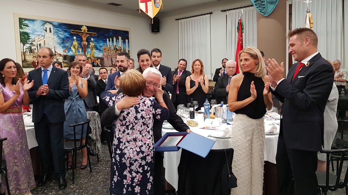 CidesOntinyent's tweet photo. Estem d'enhorabona! La nostra companya MÀngels Mora guardonada amb el Fester Exemplar dels #MiCOnti17 al sopar Fí de Festes https://t.co/ZEjAjcV4bv