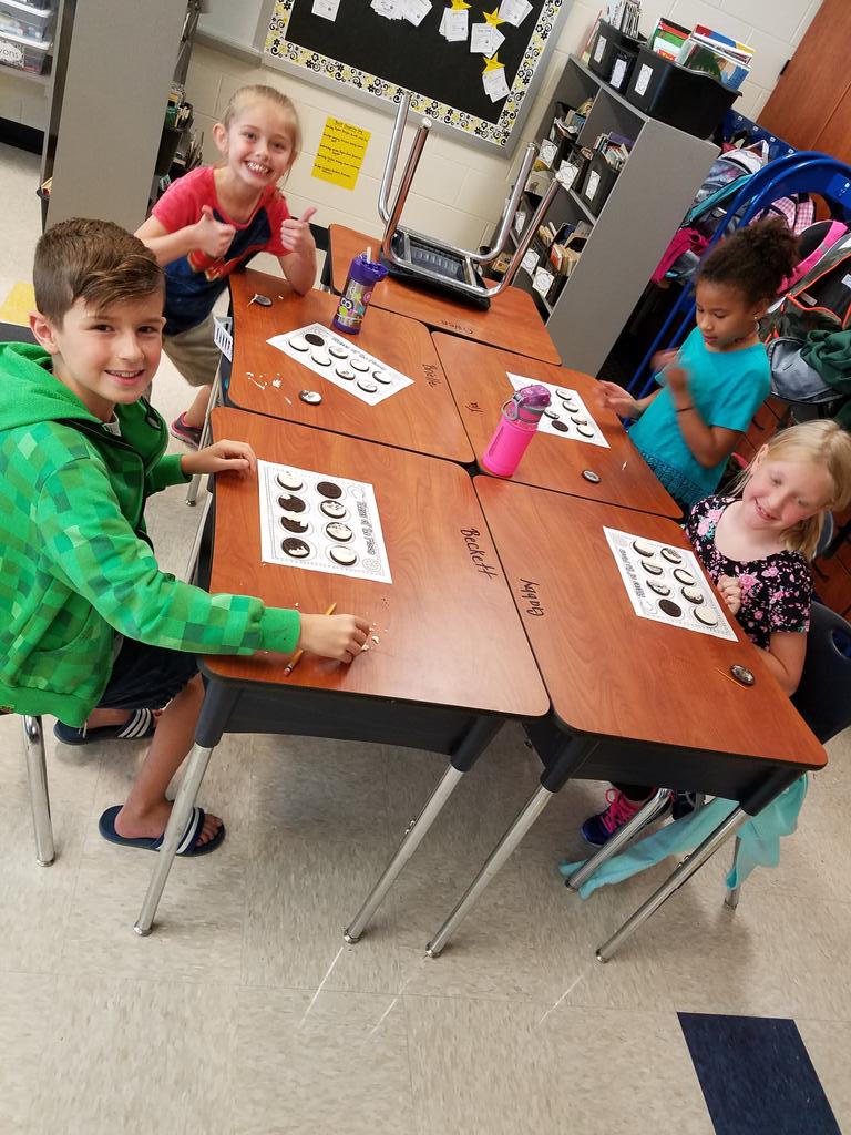 dreclanton's tweet photo. We had a fun afternoon using oreos to review moon phases! https://t.co/FWQp1ZfvQT