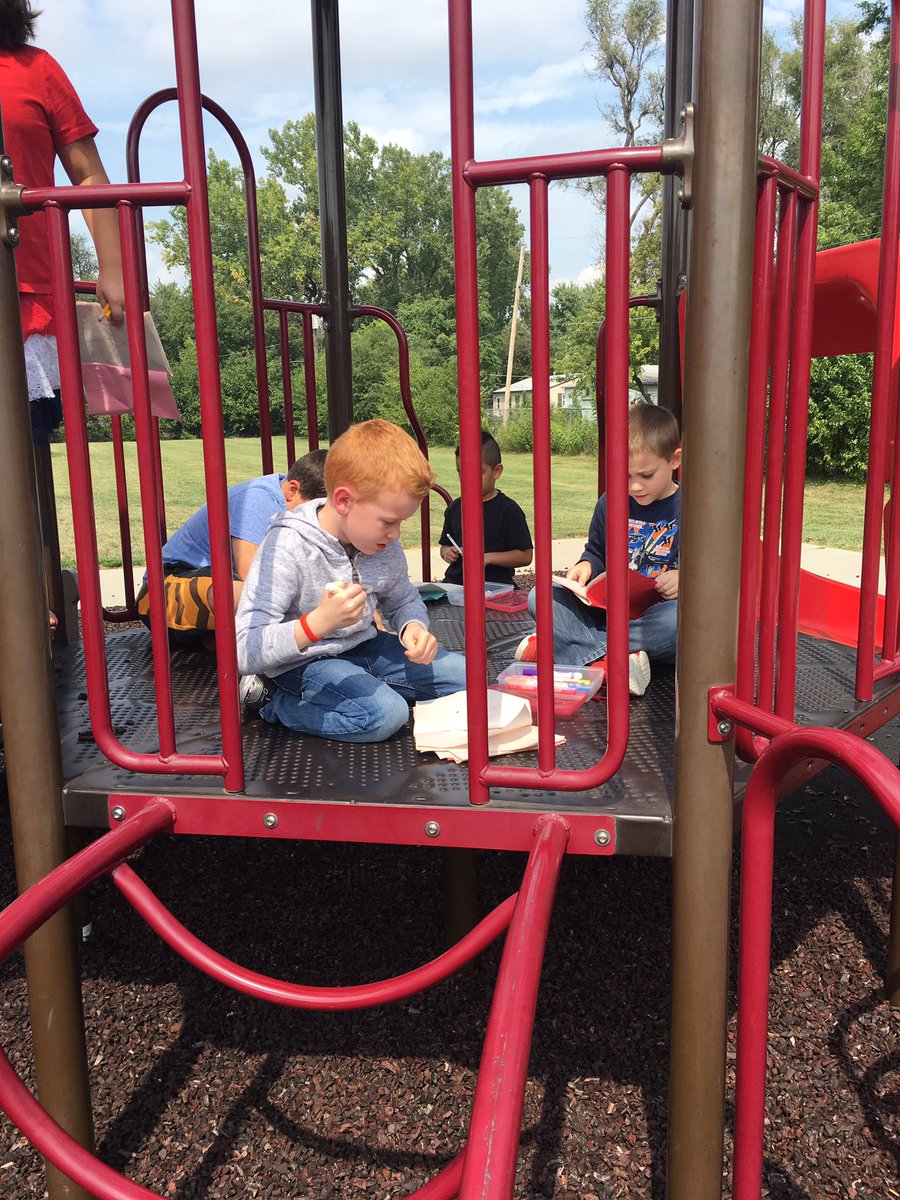 MrsNHunter's tweet photo. 2nd graders practicing a worm's eye view. @RPSMockingbird @RalstonSchools @RPSKarenWestern #RalstonRams https://t.co/49wVegK3lp