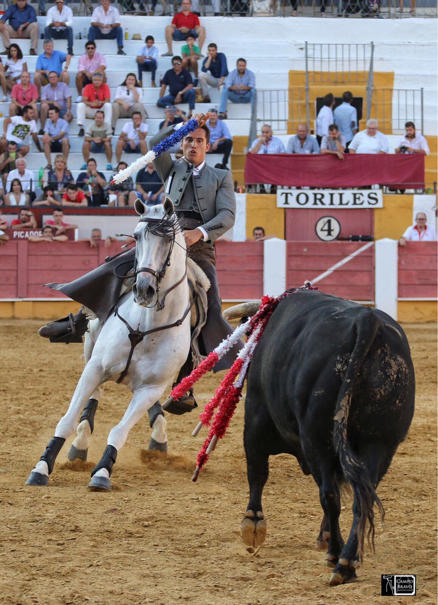 CABRA || Oreja en el primero del lote de Manuel. Brilló en banderillas con Ferrari. Perdió trofeos por fallar con el acero 📸<a href="/campobravosl/">@campo_bravo</a>