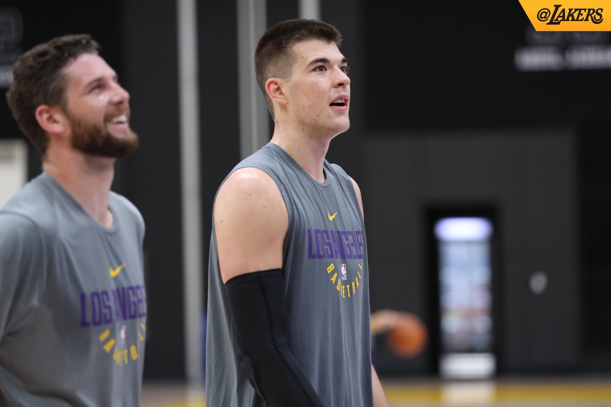 Lakers's tweet photo. Mornings at the office. #LakersWork https://t.co/e1NUDyYpV5