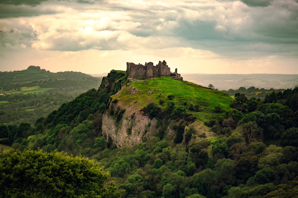Beautiful view at Carreg Cennen Castle #carregcennencastle #wales #visitwales #cloudy #day