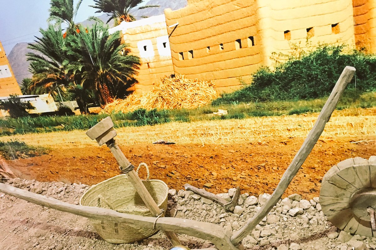 الحزق💧والملبه
يشدعلى ظهرالثورلجردلو السواني لاستخراج الماءمن البير
الملبه💧تشدعلى علق الثورمن الامام فمع شدالدلو لايطيح الحزق
#قطمير_النجراني