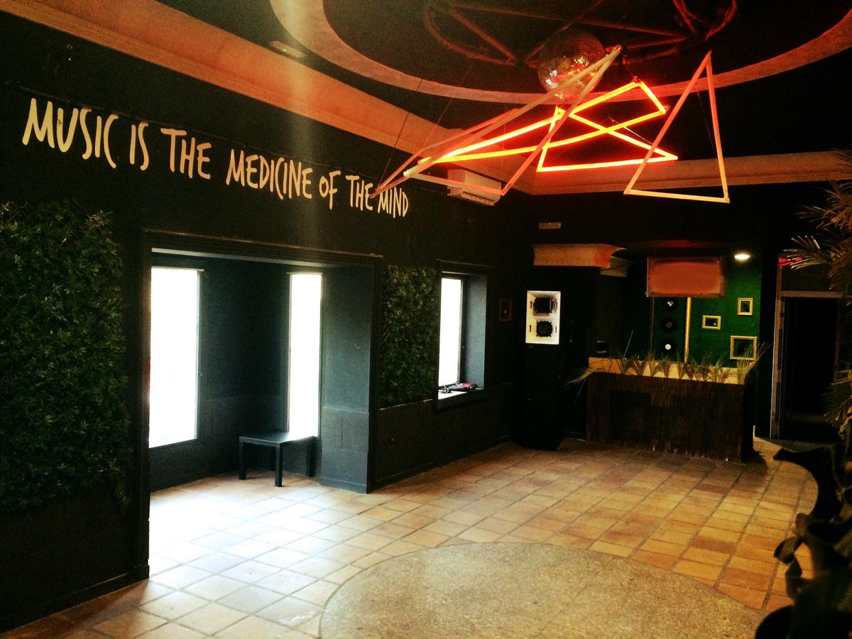 Music is the medicine of the mind. ¡Feliz fin de semana familia de #Local29!