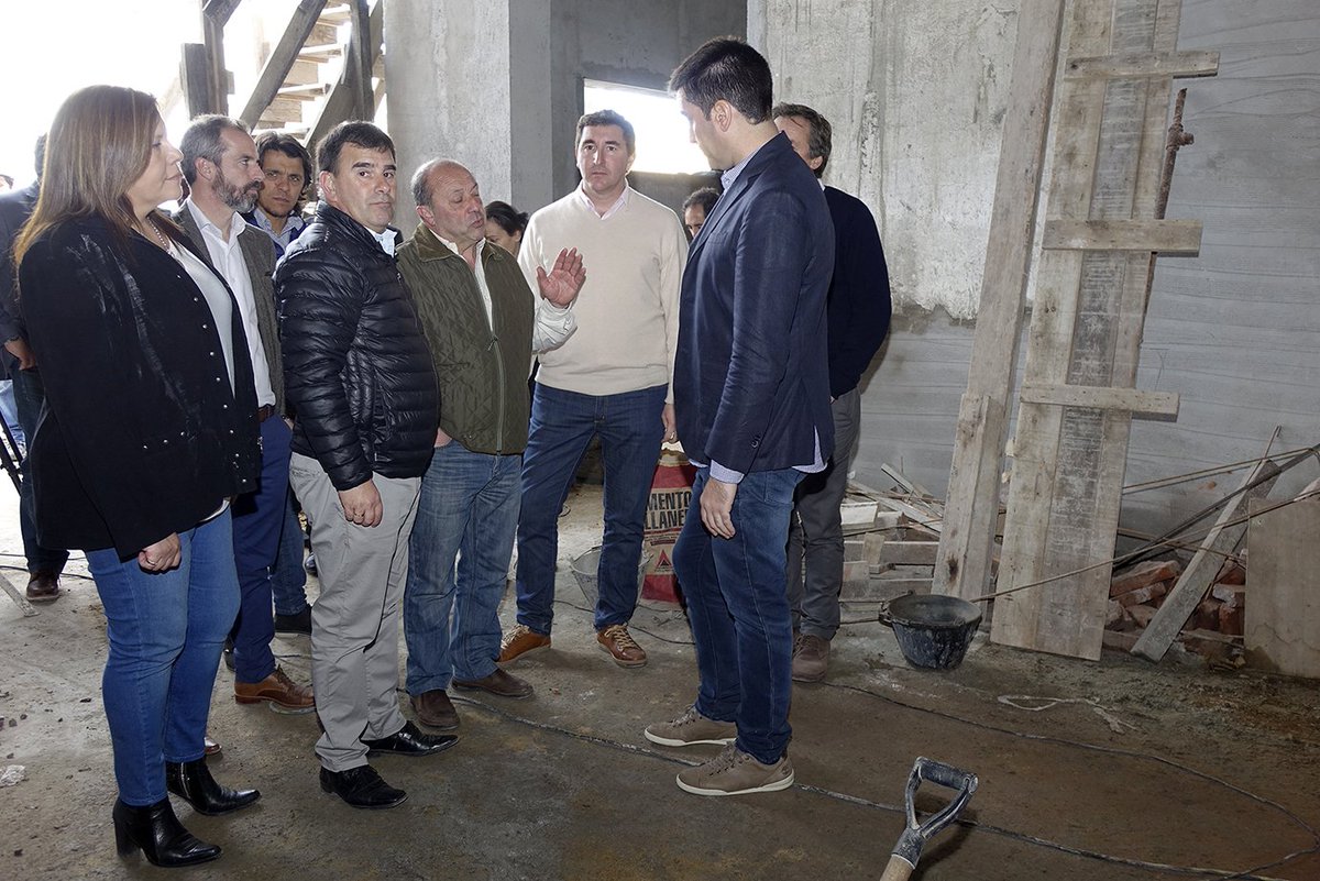 BertellysHernan's tweet photo. Hoy junto a @manu_mosca recorrimos obras de cloacas y ampliación del Hospital, ambas mejoran la calidad de vida de los vecinos.#PrimeroAzul https://t.co/DrRz0zT8YA