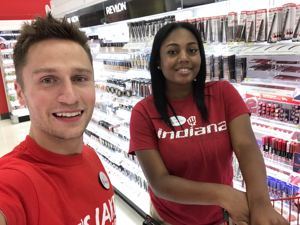 ❤️ T1848's talented Beauty TM, India! Engaging guests and crushing End2End! 
Sales ⬆️ Shortage ⬇️ 
#KeepingNoraBeautiful
#D138Carts4Cash