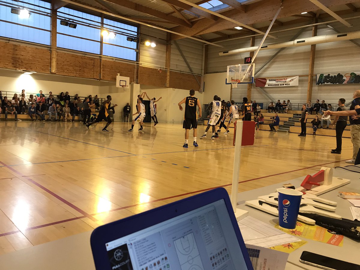 SOM_Boulogne's tweet photo. Deux de chute pour les somistes en prépa' !
Le SOMB tombe face à Willebroek (1ere division Belge) sur le score de 82 à 65. https://t.co/fItw9XTWrU