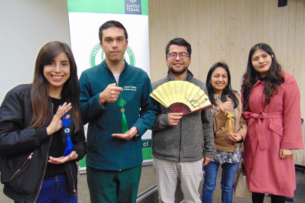 ConfucioOvalle's tweet photo. Zhùhè ! 祝贺
Alumnos destacados de curso #ChinoMandarin #Basico1 #Ovalle recibieron obsequio de manos de profesora Liao Liang 👏👏 https://t.co/RqG01fJ3jw