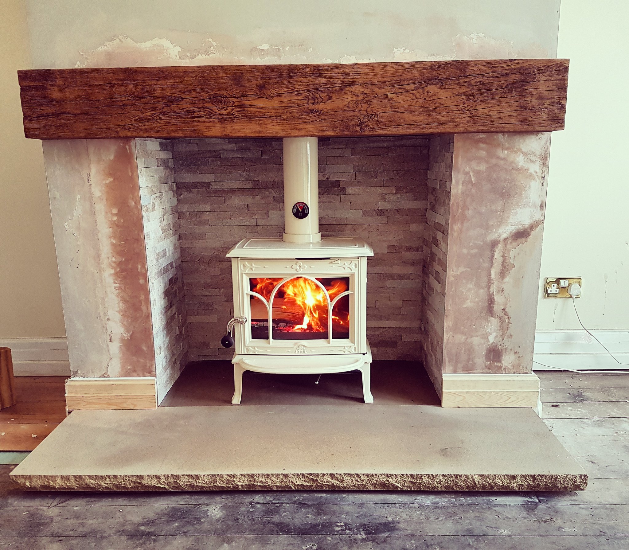 Woodburning Stove Centre Blackpool on X: Our latest installation of a ivory  enamel #Jotul F100 with a sandstone hearth, gold and white splitface stone  tiles and an oak beam https://t.co/K5QujpuSyG / X