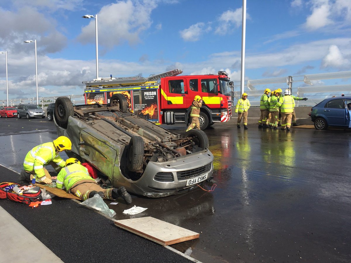 merseygateway's tweet image. Emergency services gather for planning exercise on Mersey Gateway Bridge deck ow.ly/99Wp30f0Dho