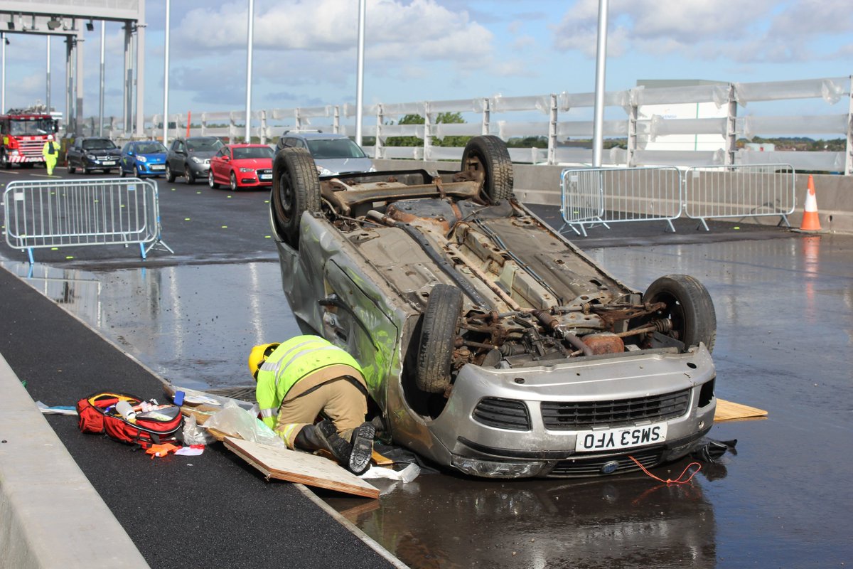 merseygateway's tweet image. Emergency services gather for planning exercise on Mersey Gateway Bridge deck ow.ly/99Wp30f0Dho