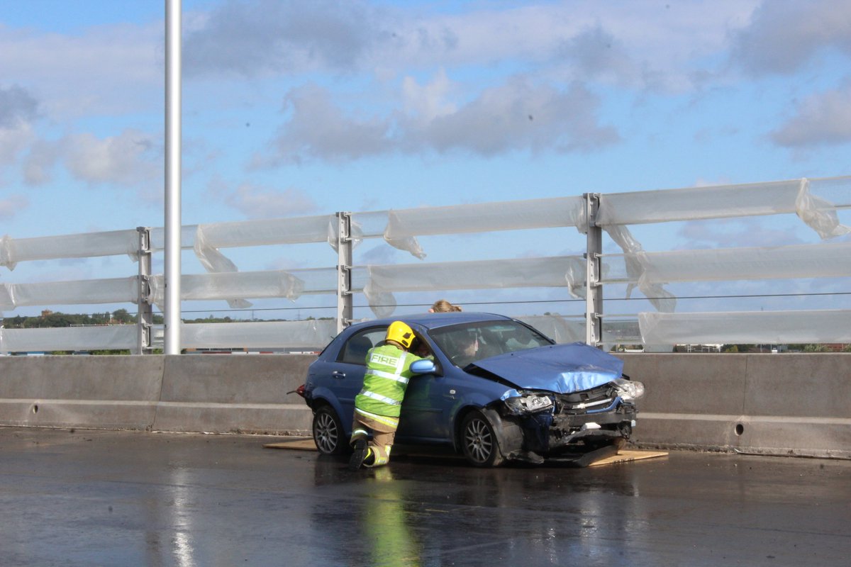 merseygateway's tweet image. Emergency services gather for planning exercise on Mersey Gateway Bridge deck ow.ly/99Wp30f0Dho