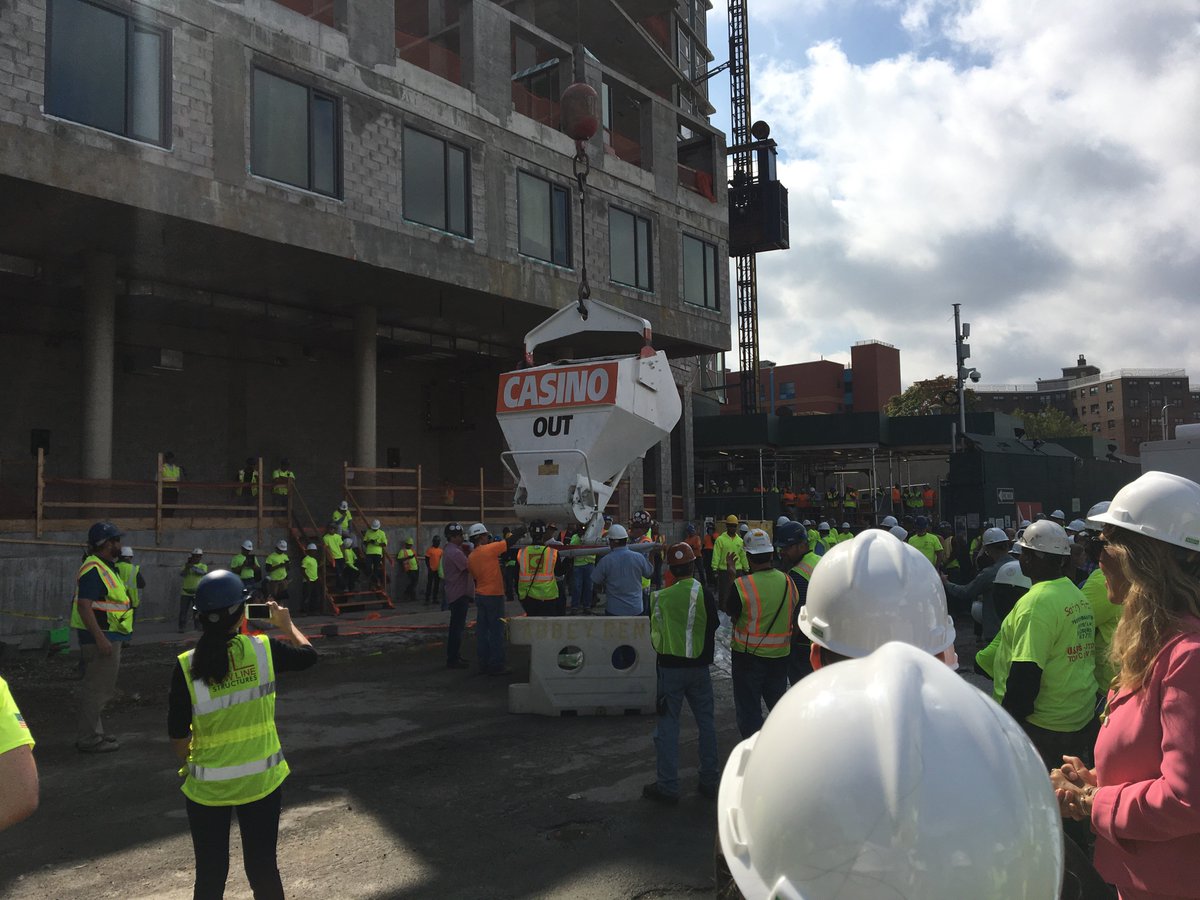 hallettspoint's tweet photo. @thedurstorg Tops Out Halletts Point. First of 7-Building-2.4-Million-Sq Ft Project Tops Out in Astoria, Queens. #hallettspoint #toppingout https://t.co/pyPlXOWgqe