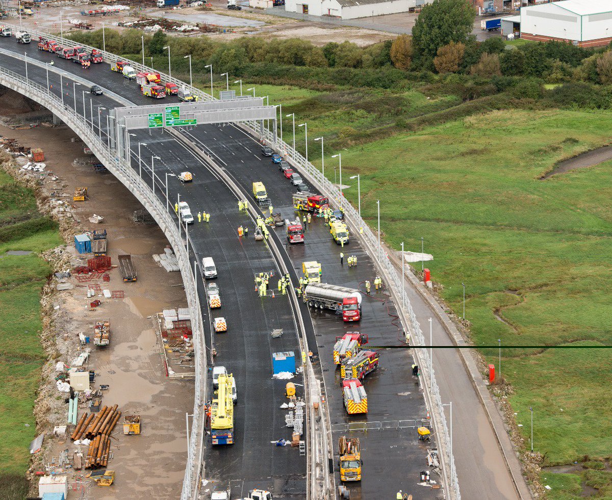 merseygateway's tweet image. Emergency services gather for planning exercise on Mersey Gateway Bridge deck ow.ly/99Wp30f0Dho