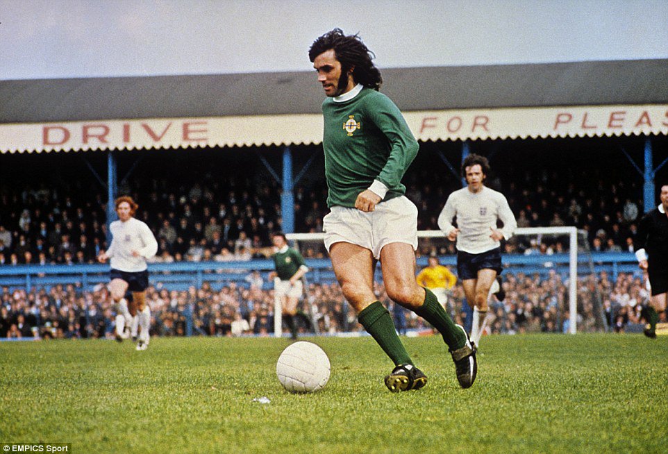 worldoftheball's tweet photo. “Tenía una casa cerca del mar, pero para ir a la playa había que pasar por delante de un bar. Nunca me bañé”. - George Best https://t.co/hVrL4CH47X