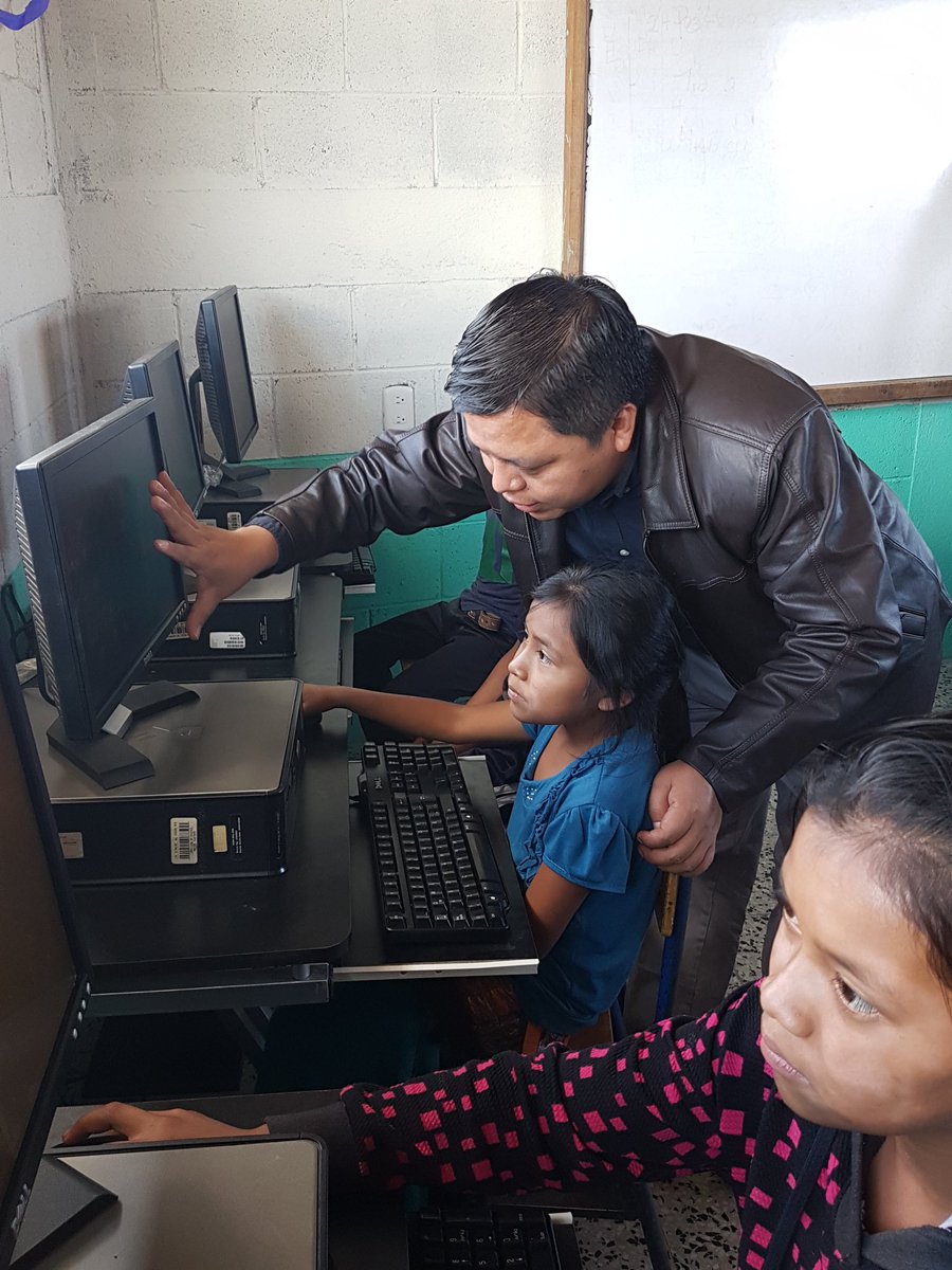 Digecade's tweet photo. Viceministro Técnico @HectorCantoM inaugura Centro Tecnológico para el Aprendizaje en Mactzul Primero, Chichicastenango @MineducGT https://t.co/iXOC63X8Y2