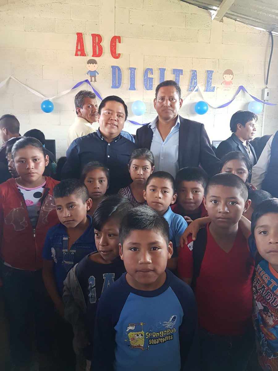 Digecade's tweet photo. Viceministro Técnico @HectorCantoM inaugura Centro Tecnológico para el Aprendizaje en Mactzul Primero, Chichicastenango @MineducGT https://t.co/iXOC63X8Y2