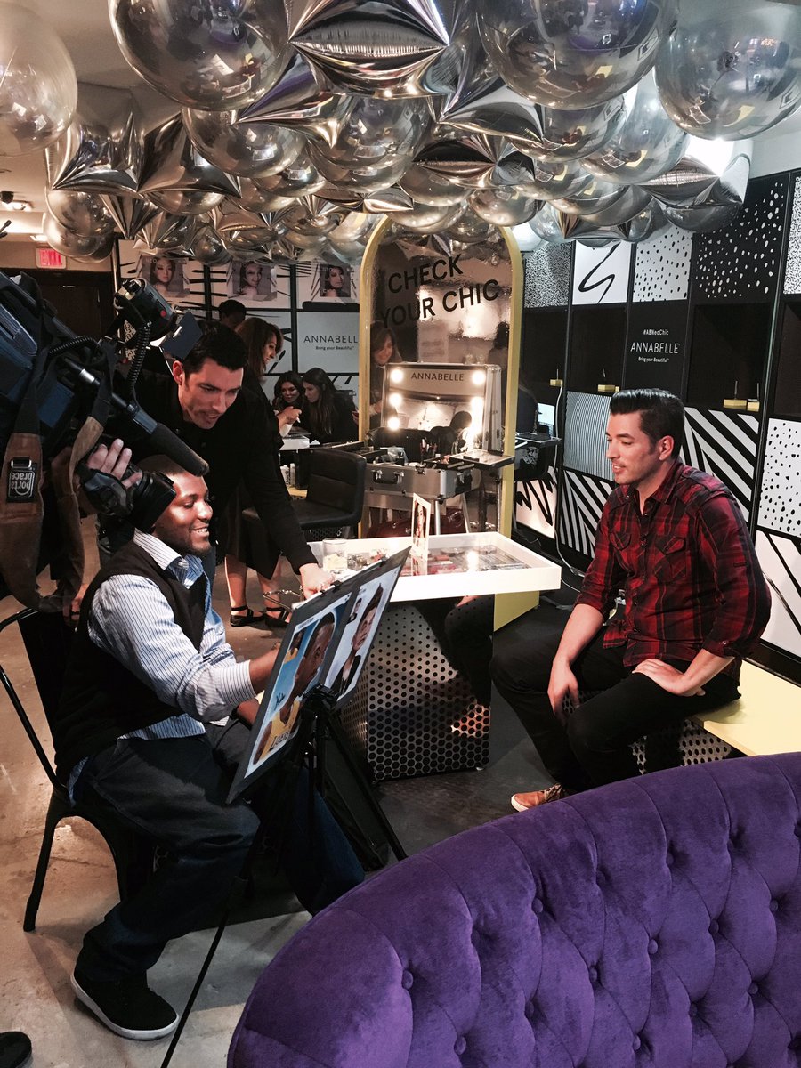 AnnabelleTweets's tweet image. #Spotted Les Property Brothers @MrDrewScott @MrSilverScott qui font de l&apos;œil à la caméra au bar beauté #ABNeoChic! #NKPRIT17 #TIFF