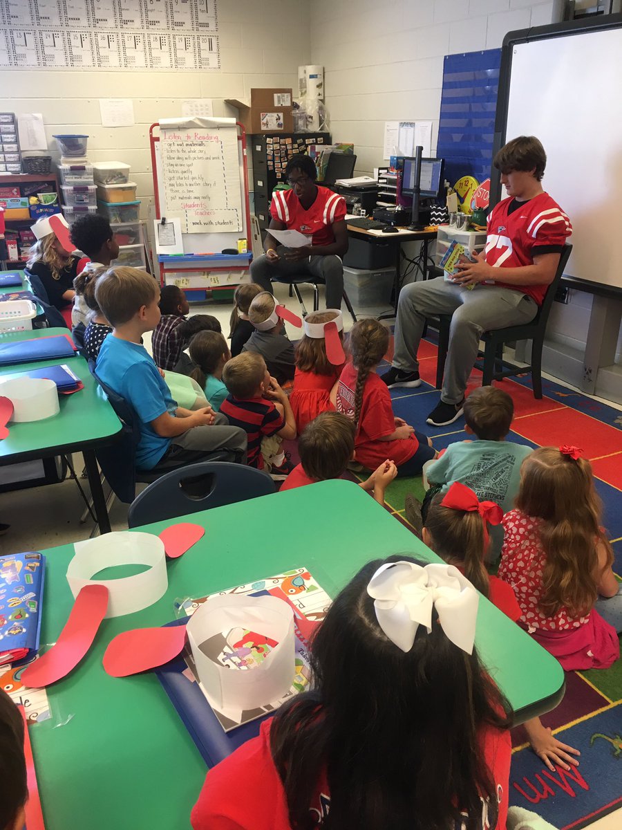 Celebrating Clifford and International Literacy Day with our LHS football team!#inspiringreaders #TeamDCS @TweetDCS_LPS @