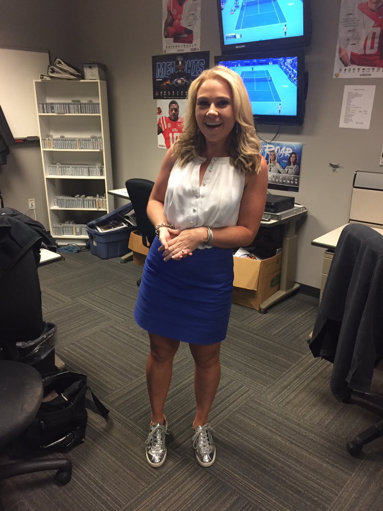 tishclarktv1234's tweet photo. Ck out my girl @Local24Jessica getn ready for #FridayNightFootball #LocalPrepLive I want those shiny shoes ππ€£β€οΈπππ @LocalMemphis https://t.co/p3hD7Boben