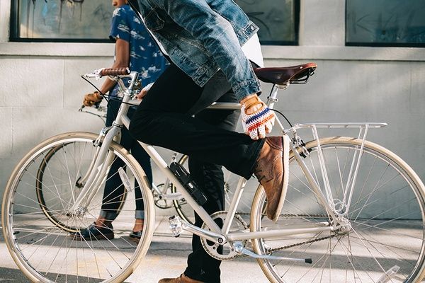 oxford_seminars's tweet image. 10 Stylish Cycling Accessories to Upgrade Your 🏍 Commute bit.ly/2wIq2ho @fathomwaytogo @hellowithyou