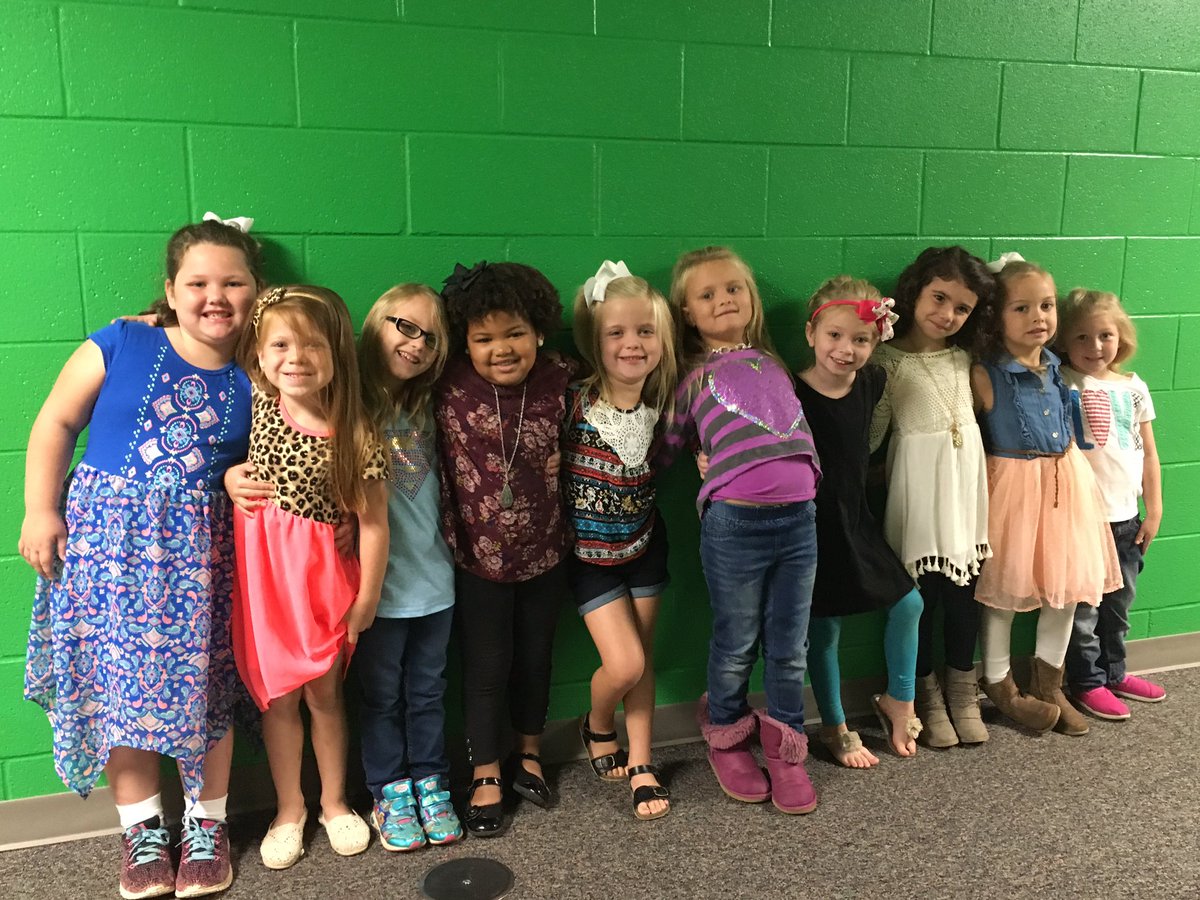 richardson_ewes's tweet photo. Picture Day!!  #supercutekids #smile #EWSCAUBU #EWGameOn https://t.co/mDFHsK6u9V